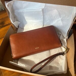 Fossil leather zip wallet wristlet- new with tags
